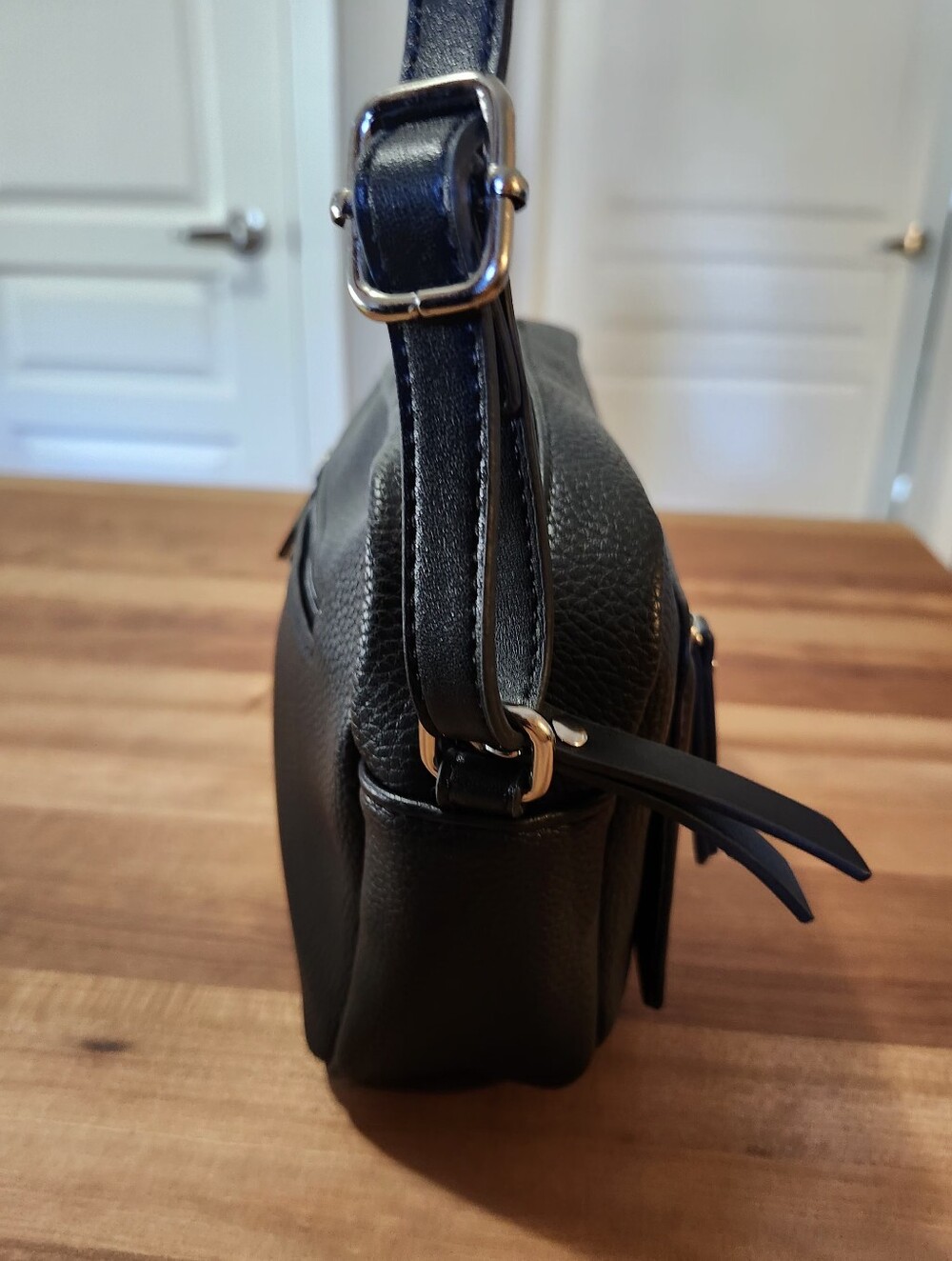 Mint Condition Roots Black Pebbled Vegan Leather Crossbody Bag. - Picture 11 of 15
